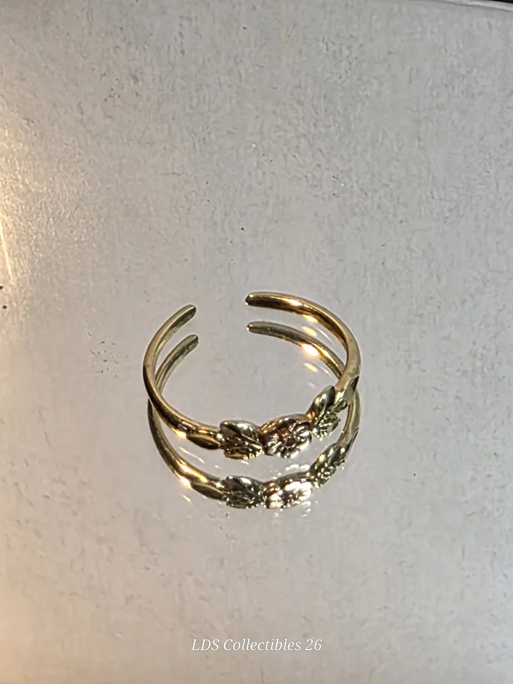 Gold Leaf Toe Ring - Women's Adjustable 14K Gold Toe Ring - Picture 3 of 12